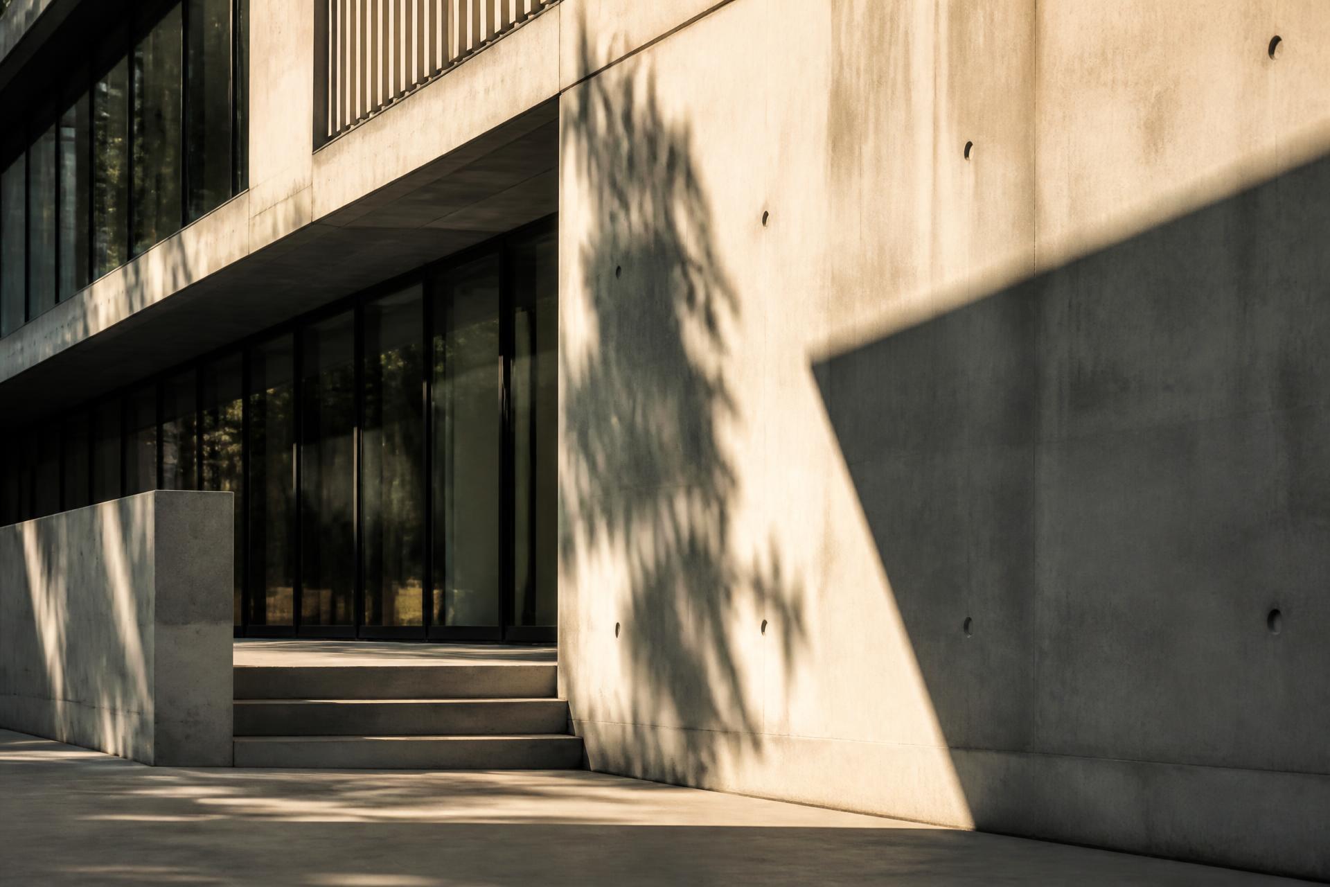 Moderne Architektur – Beton und Glasfassade